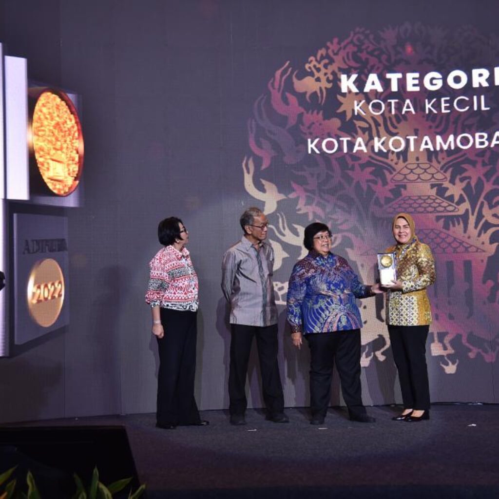 Wali Kota Kotamobagu, Ir. Hj. Tatong Bara saat menerima piala Adipura Ke -9, Jakarta, Selasa 28 Februari 2023. (Foto: Dok Diskominfo Kotamobagu).